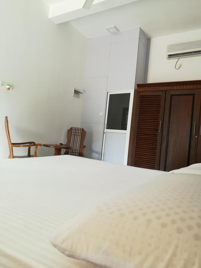 Hotel Sea Breeze Bentota Esterno foto