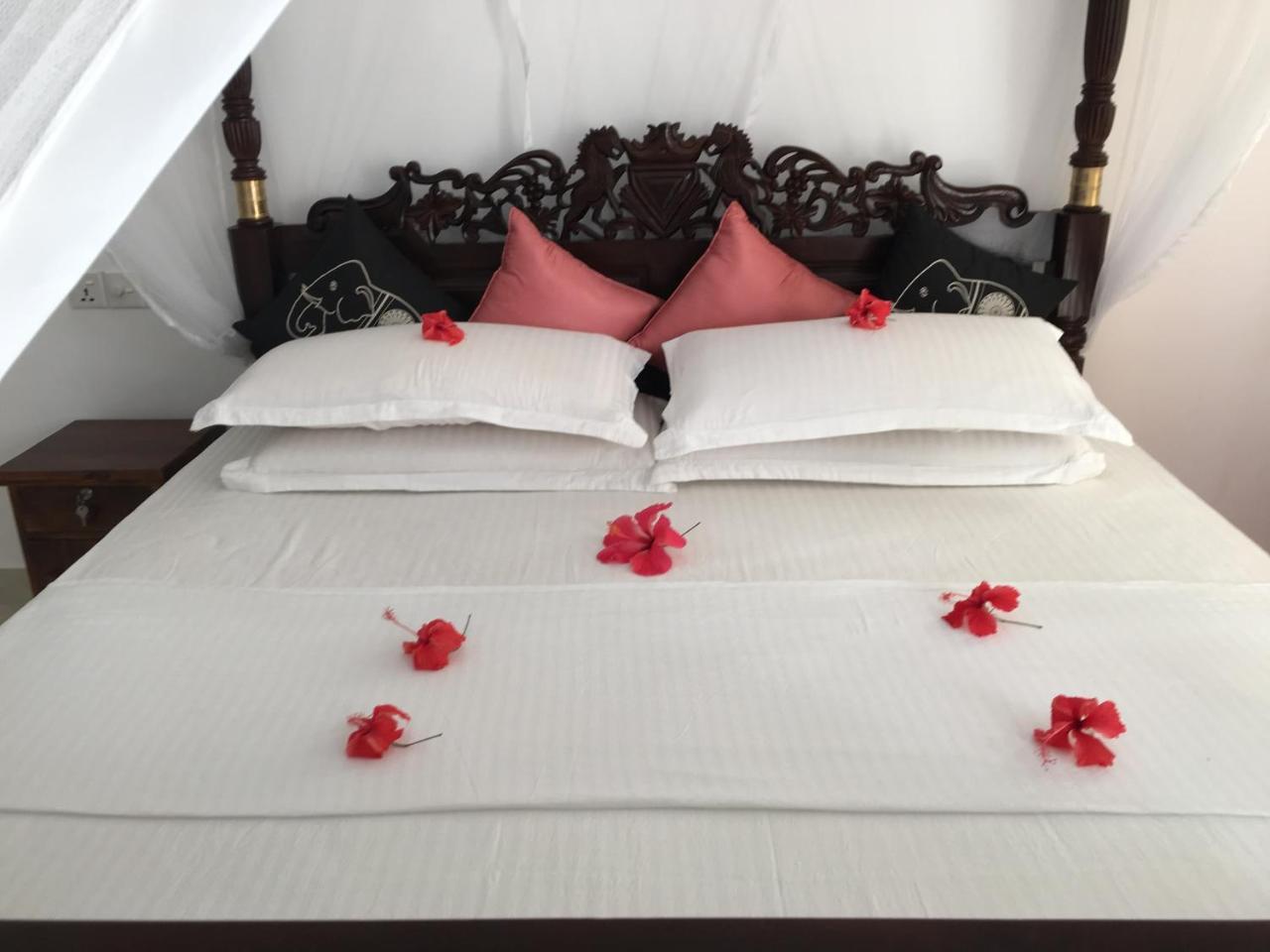 Hotel Sea Breeze Bentota Esterno foto