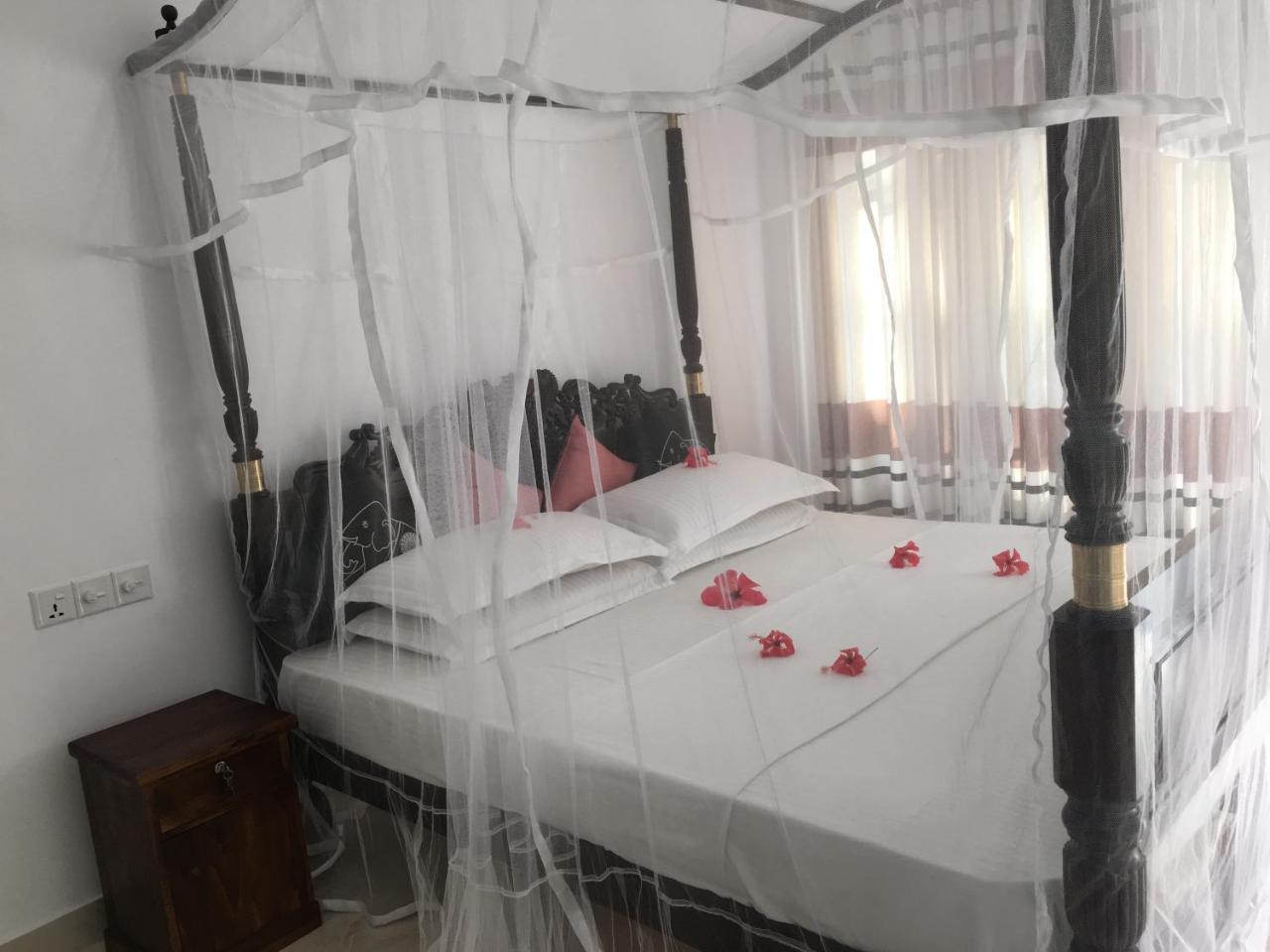 Hotel Sea Breeze Bentota Esterno foto
