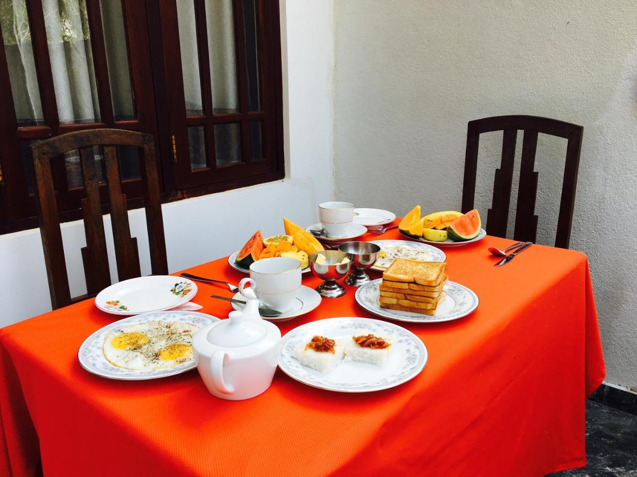Hotel Sea Breeze Bentota Esterno foto